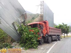 一广告牌救驾驶员一命